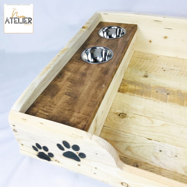 Panier à chien en bois de palette recyclé avec écuelle intégrée et pochoir décoratif.